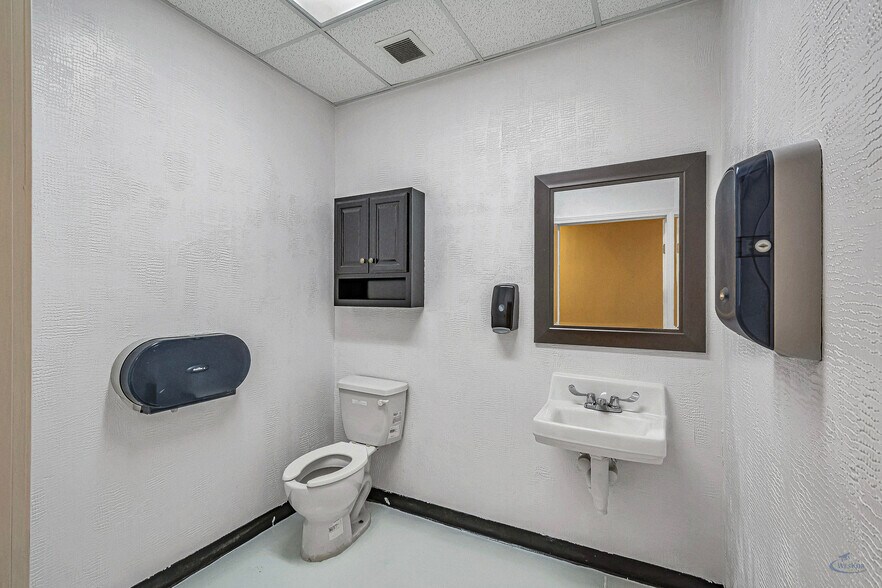 More Photos Of 1010 S Meadow Ave, Odessa Warehouse For Sale
