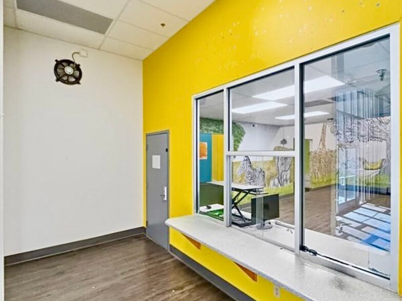 More Photos Of 145 Paragon Ln, El Paso General Retail For Sale