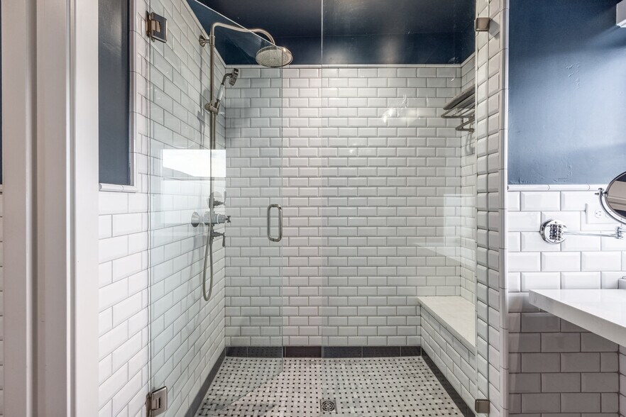 More Photos Of 4554 Forestdale Dr, Park City Light Manufacturing For Sale