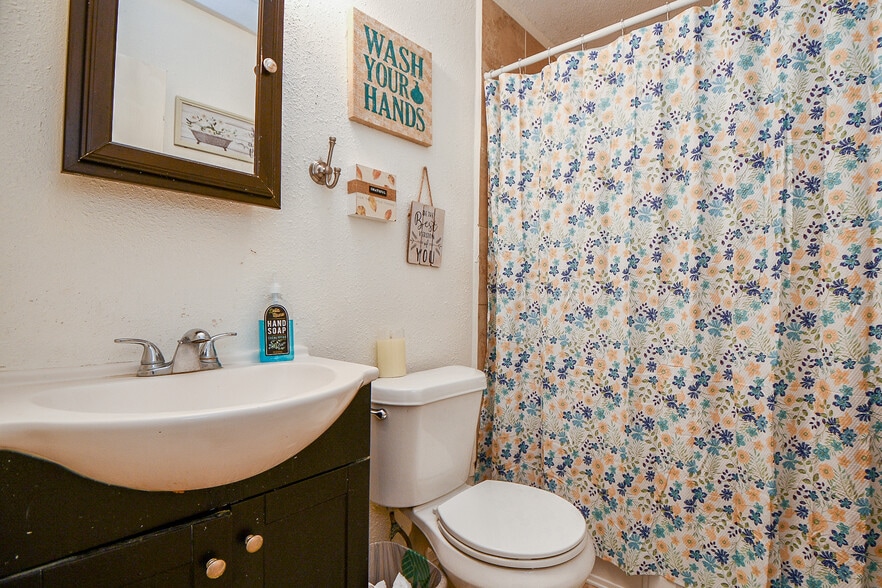 More Photos Of 2206 Hartwick Rd, Houston Contractor Storage Yard For Sale