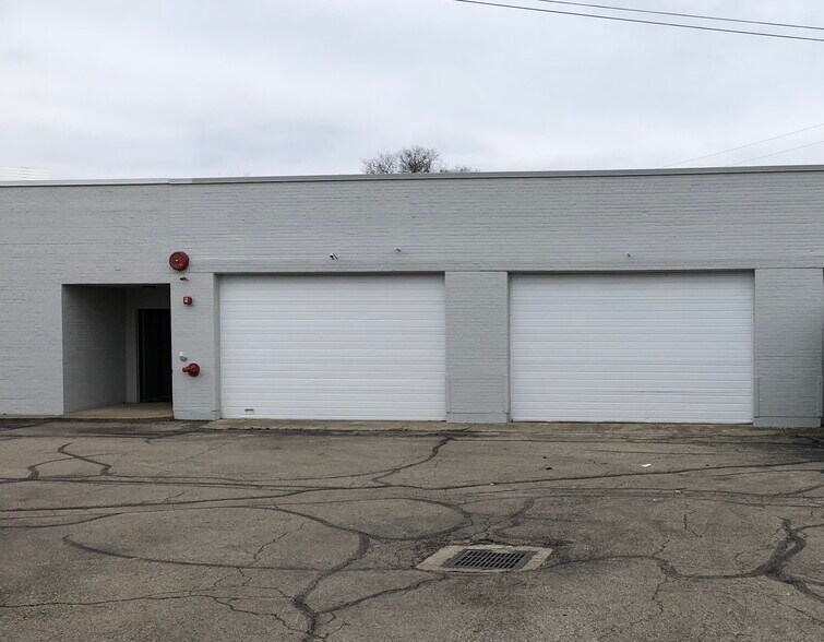 More Photos Of 3950-3970 S Dixie Dr, Dayton Showroom For Lease