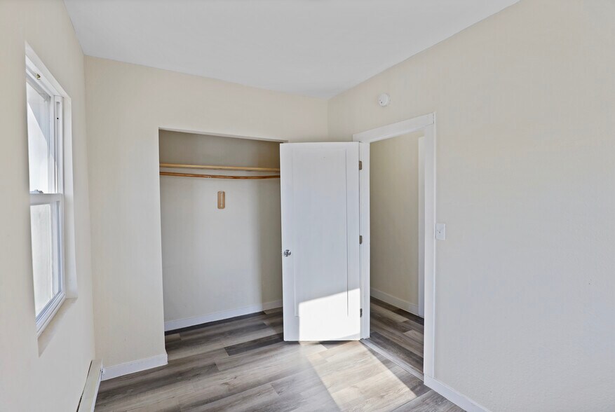 More Photos Of 1850 Easton Blvd, Des Moines Storefront Retail Residential For Sale