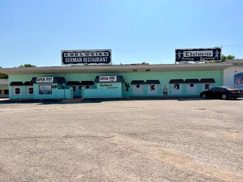 More Photos Of 7201 Camp Bowie Blvd, Fort Worth Freestanding For Lease