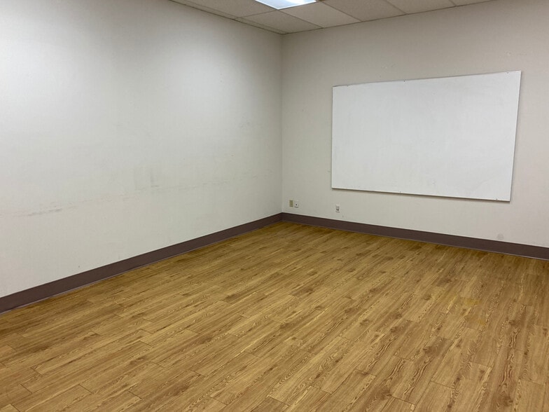 More Photos Of 392-396 Clarence St, London Office For Lease