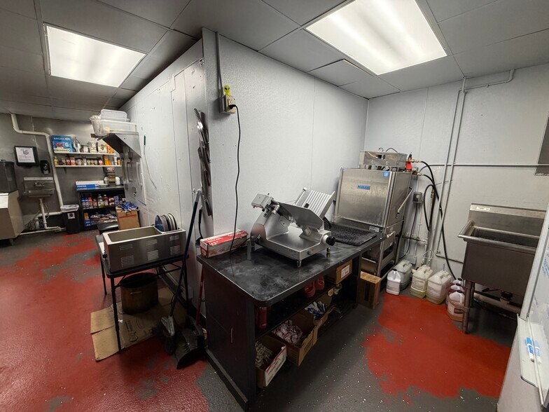 More Photos Of 1111 E Park Ave, Anaconda Restaurant For Sale