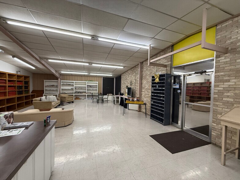 More Photos Of 306 N Wells St, Edna Office For Sale