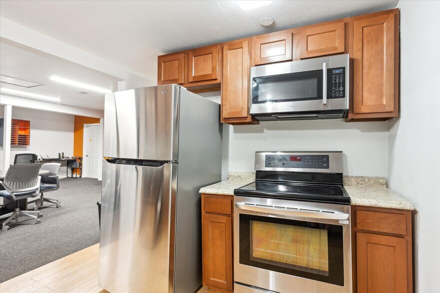 More Photos Of 1050 S Quitman St, Denver Showroom For Sale