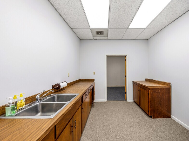 More Photos Of 675 Hendersonville Hwy, Pisgah Forest Office For Sale