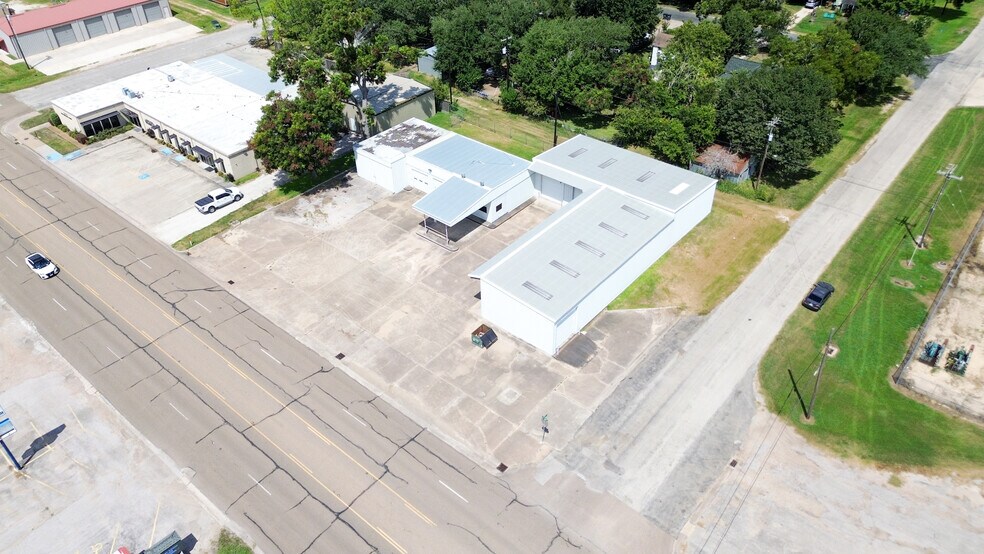 Primary Photo Of 619 E Jackson St, El Campo Warehouse For Sale