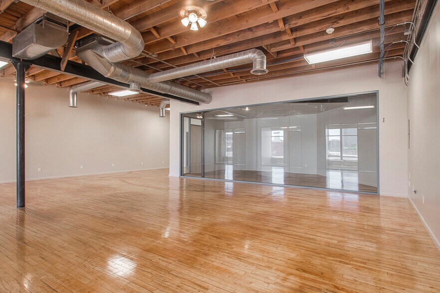 More Photos Of 1625-1627 Oak St, Kansas City Storefront Retail Office For Lease