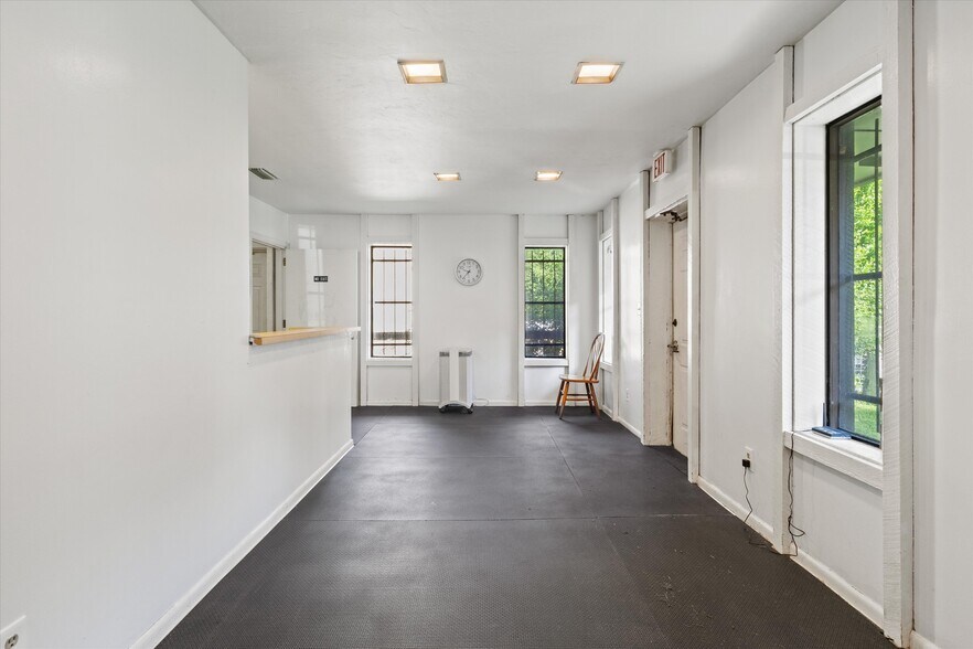 More Photos Of 1355 E Lafayette St, Tallahassee Veterinarian Kennel For Sale