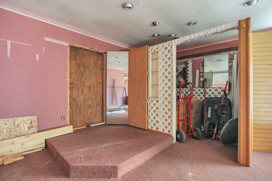 More Photos Of 3900 Noe Bixby Rd, Columbus Storefront Retail Residential For Sale