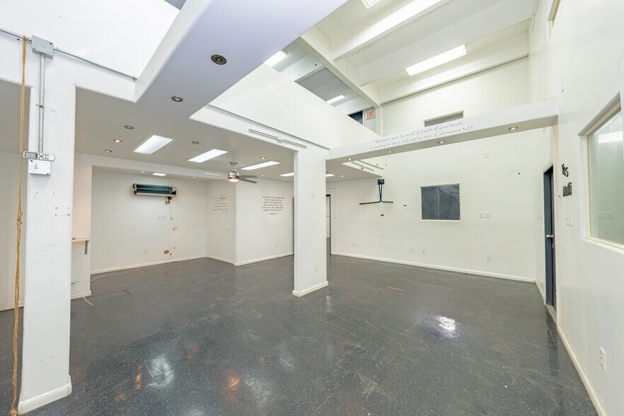 More Photos Of 2335-2337 NW 149th St, Opa Locka Warehouse For Lease