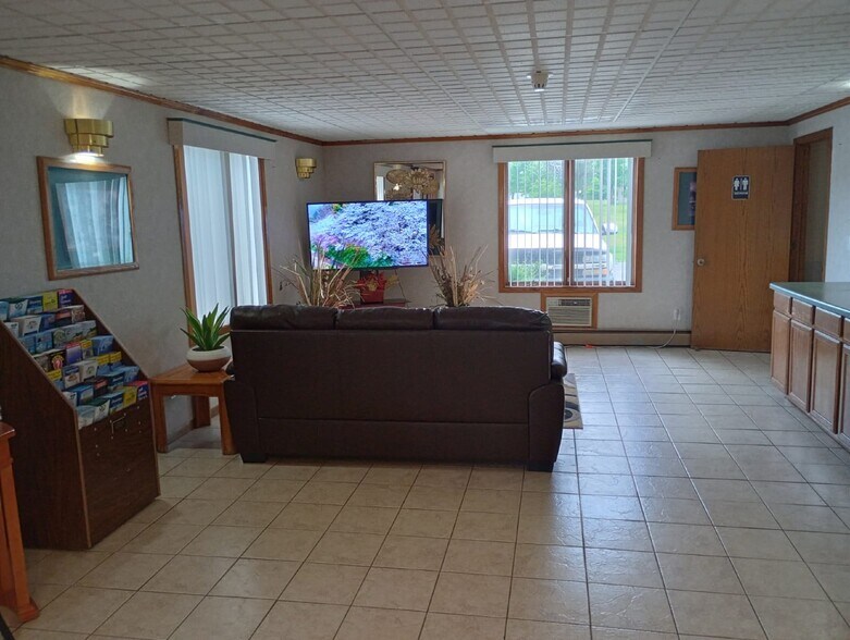 More Photos Of 2702 N Stephenson Ave, Iron Mountain Hotel For Sale