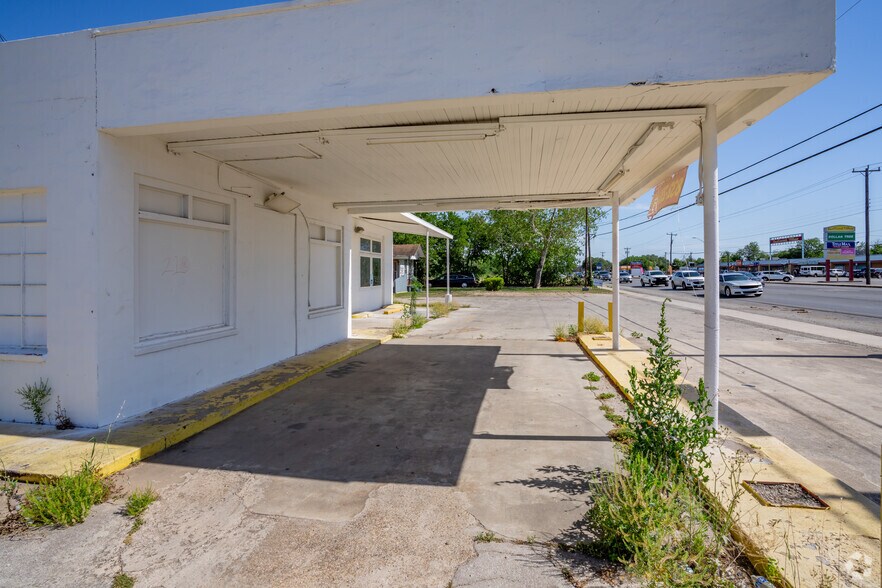 More Photos Of 600 S WW White Rd, San Antonio General Retail For Sale