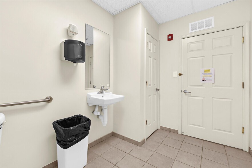 More Photos Of 601 7th St, Laurel Office For Sale