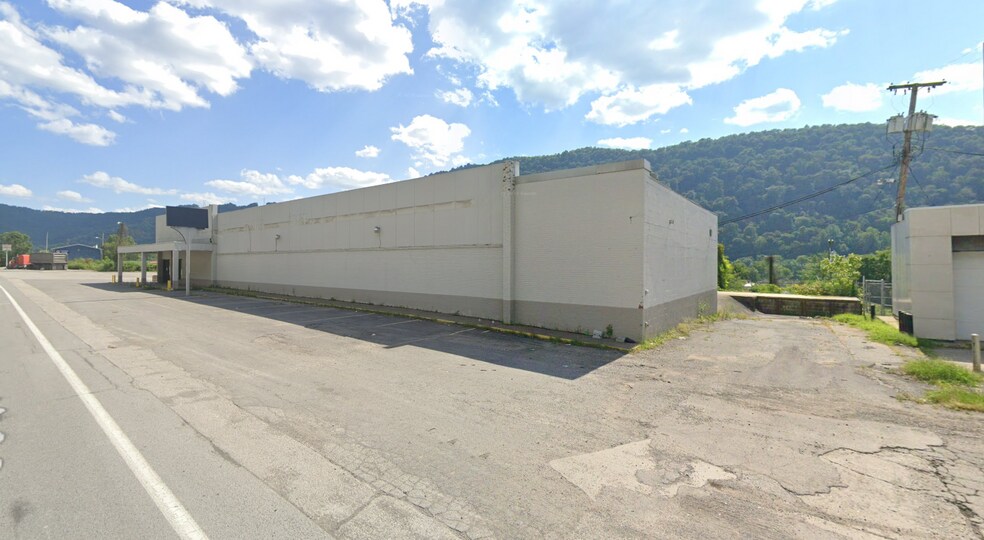 More Photos Of 5548 E DuPont Ave, Cedar Grove Supermarket For Lease