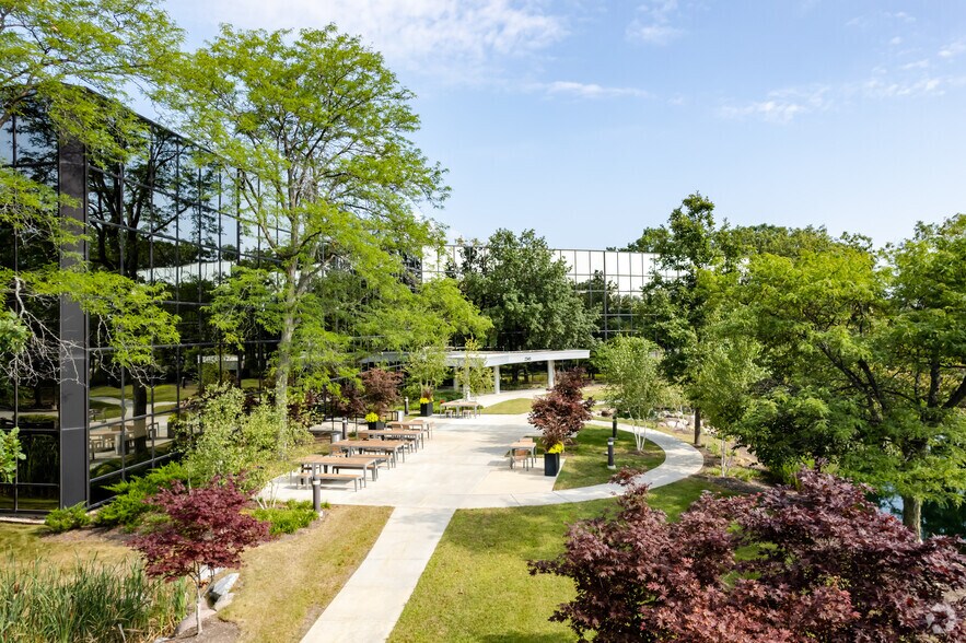 More Photos Of 2345 Waukegan Rd, Bannockburn Office For Lease