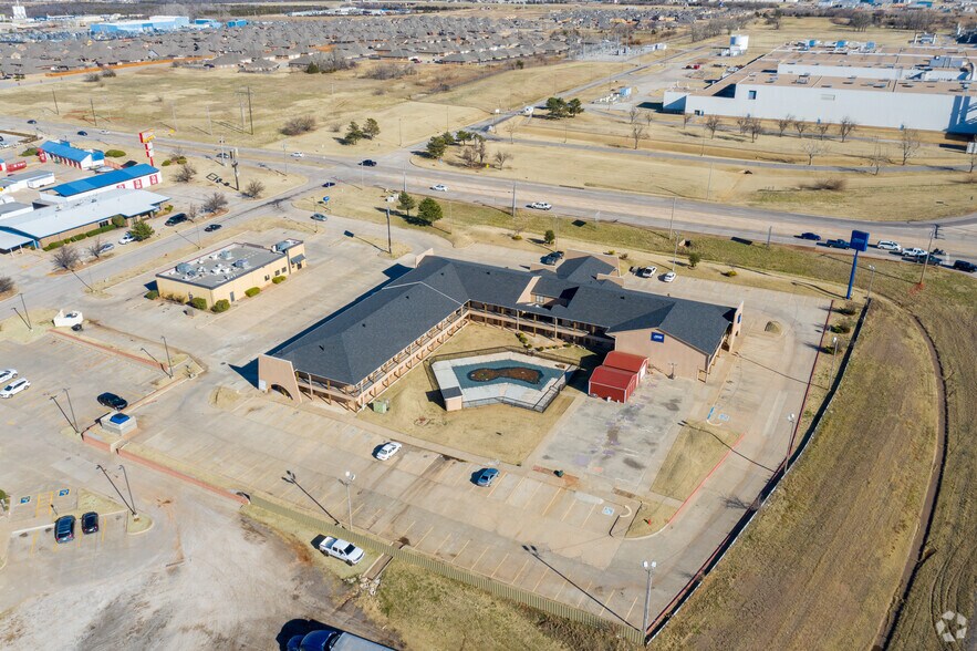 More Photos Of 321 N Mustang Rd, Yukon Hotel For Sale