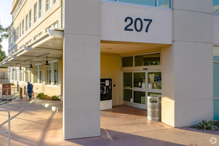 More Photos Of 207 S Santa Anita Ave, San Gabriel Medical For Lease