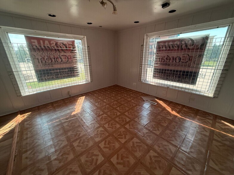 More Photos Of 231 N Milwaukee Ave, Wheeling Freestanding For Sale