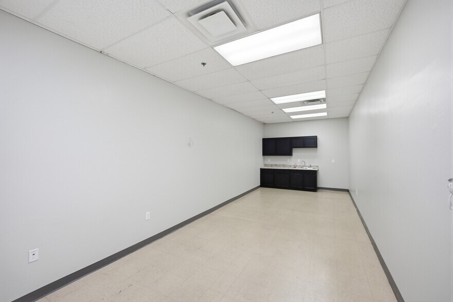 More Photos Of 3701 S Thomas Rd, Oklahoma City Distribution For Lease