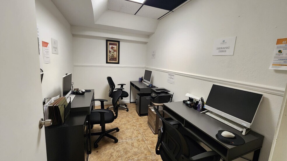 More Photos Of 7800 W Oakland Park Blvd, Sunrise Medical For Lease