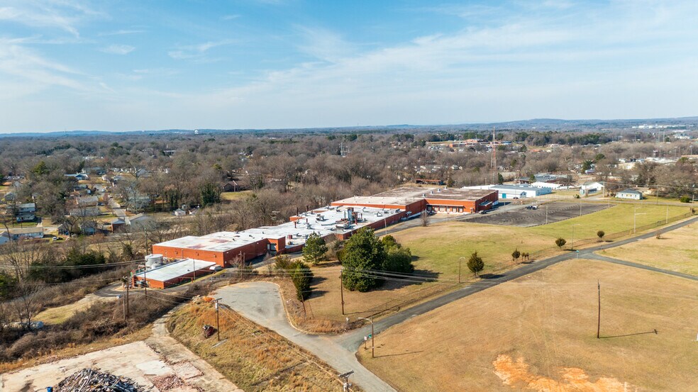 More Photos Of 803 N Oakland St, Gastonia Manufacturing For Lease