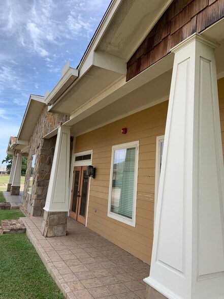 More Photos Of 4 Bayoubrandt Dr, Beaumont Medical For Sale