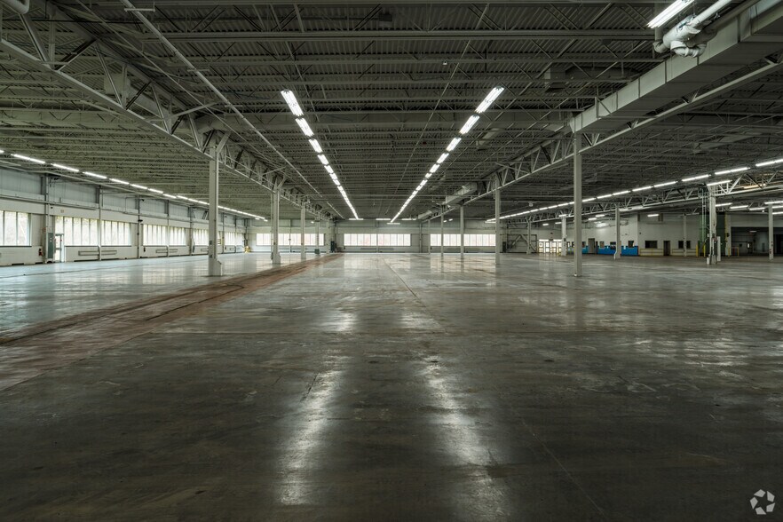 More Photos Of 200 Murray Dr, Warren Distribution For Lease