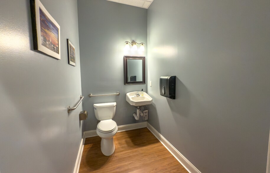 More Photos Of 111 E Main St, Salem Office Residential For Lease