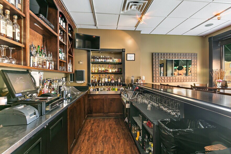 More Photos Of 112 S Maple St, Sycamore Restaurant For Sale