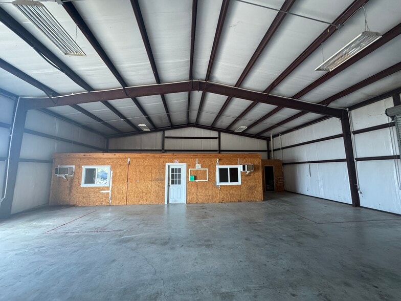 More Photos Of 7036-7038 Coyote Run, Bryan Warehouse For Lease