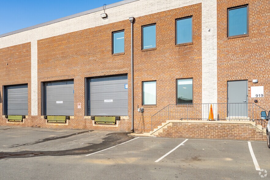 More Photos Of 901-929 S Pickett St, Alexandria Unknown For Lease