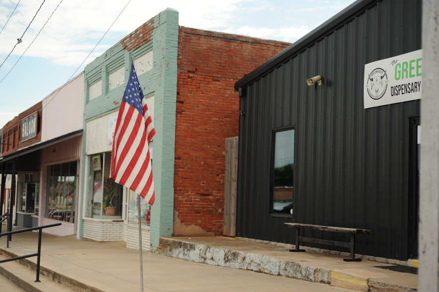 More Photos Of 108 Evans Ave, Apache General Retail For Sale