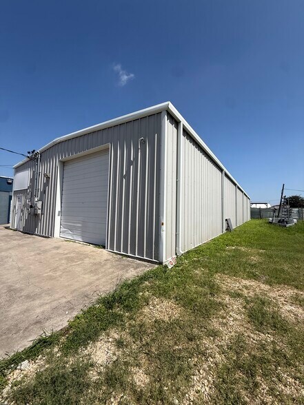 More Photos Of 1014 Laredo St, Corpus Christi Industrial For Sale