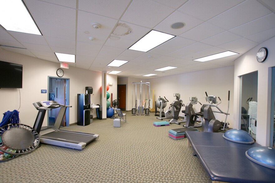 More Photos Of 16 Pelham Rd, Salem Medical For Sale