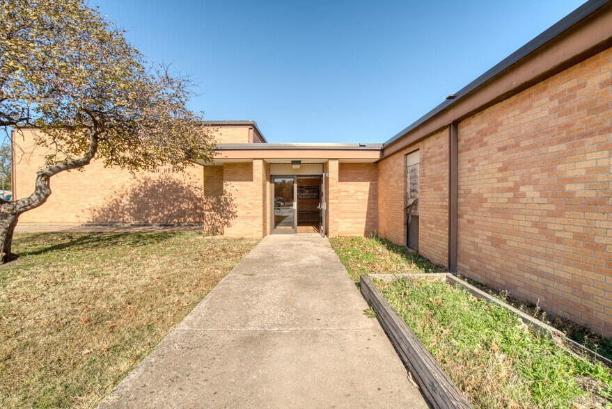 More Photos Of 200 Forrest Park Rd, Bartlesville Religious Facility For Sale