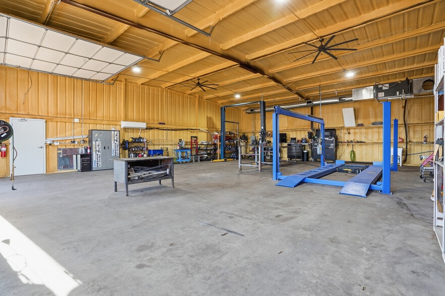 More Photos Of 2550 W US Highway 377, Granbury Flex For Sale
