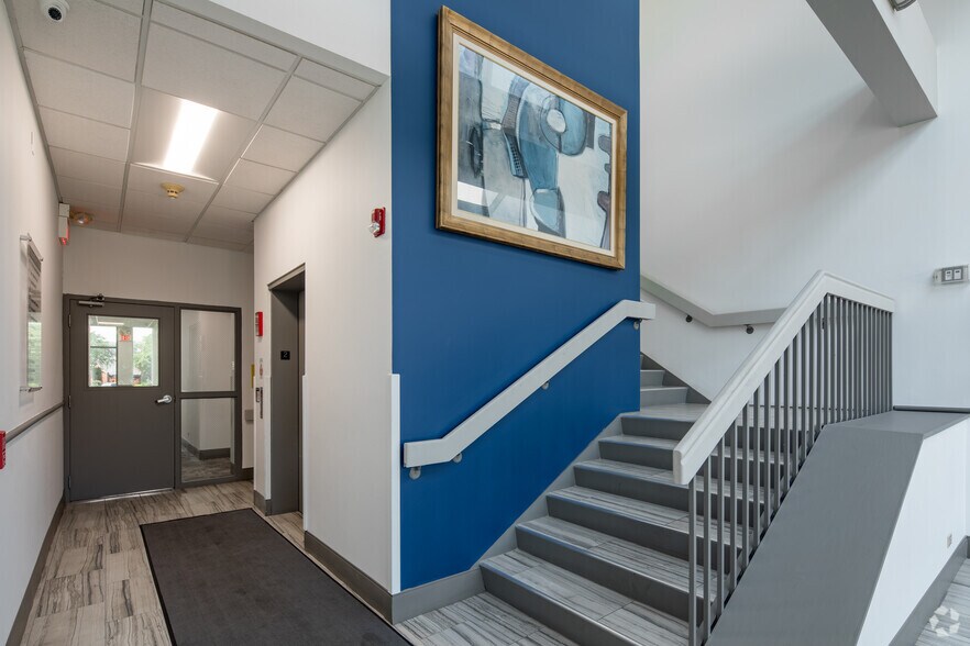 More Photos Of 2775 Algonquin Rd, Rolling Meadows Office Residential For Lease