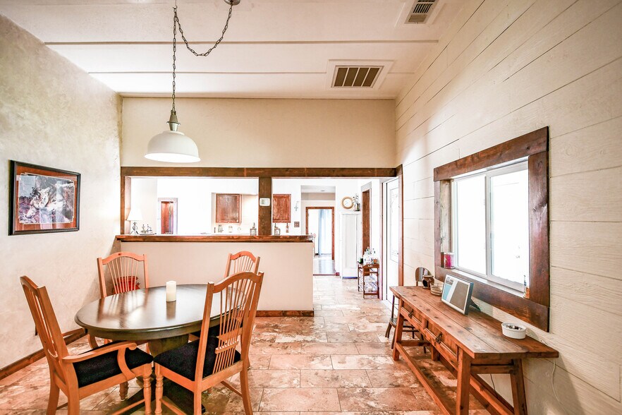 More Photos Of 512 N Travis St, Granbury Hospitality For Sale