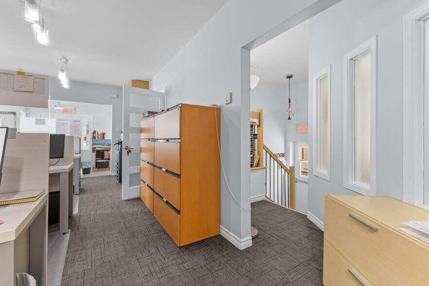 More Photos Of 122 Rue Jean-Talon, Saint-jean-sur-richelieu Storefront Retail Office For Sale