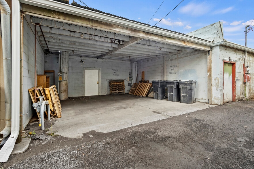 More Photos Of 1005 Main St, Buhl Storefront Retail Residential For Sale