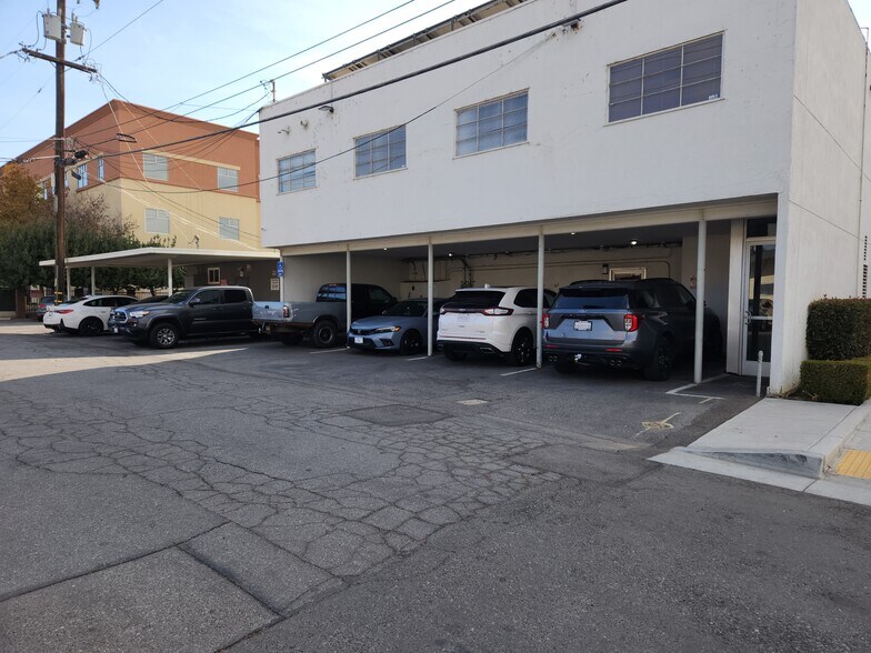 More Photos Of 930 Truxtun Ave, Bakersfield Office For Lease