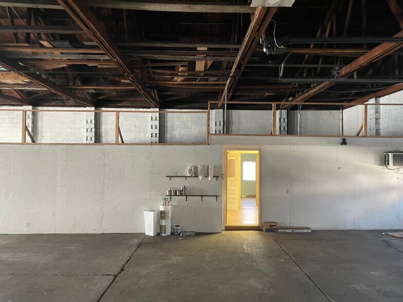 More Photos Of 40 W Monroe St, Latrobe Warehouse For Lease