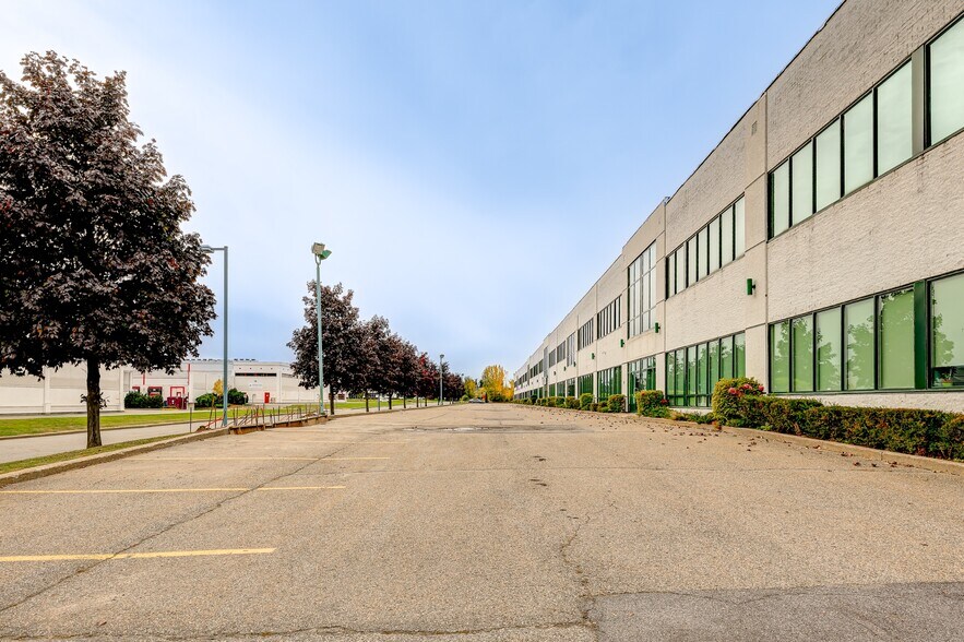 More Photos Of 155-245 Av Avro, Pointe-claire Warehouse For Lease