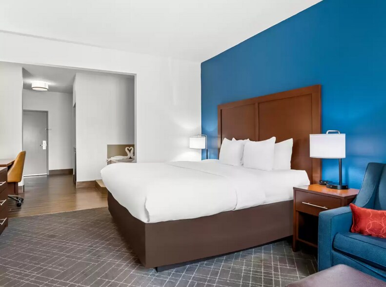 More Photos Of 200 Centennial Blvd, Lindale Hotel For Sale