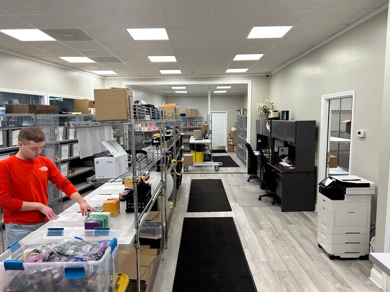 More Photos Of 1116 Old Logan Rd, Logan Flex For Lease