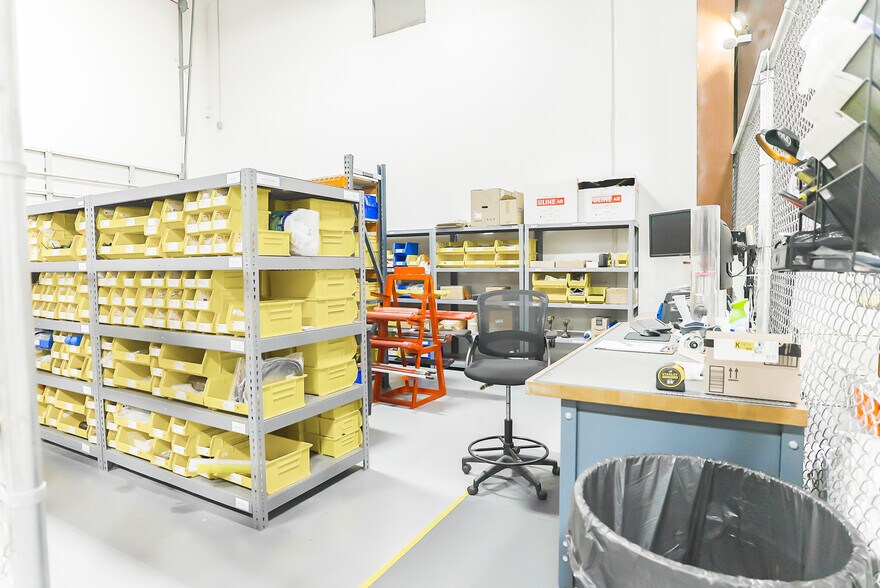 More Photos Of 9933 Regal Row, Houston Warehouse For Lease