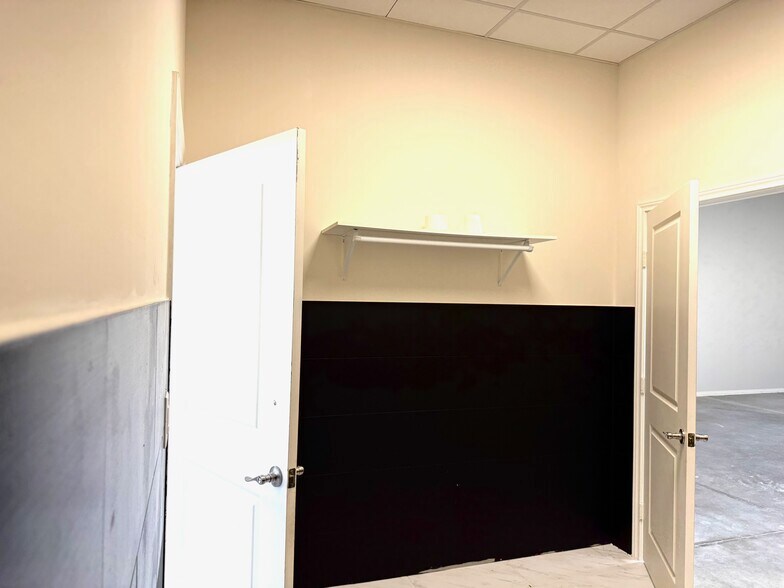 More Photos Of 4215 S Main St, Stafford Showroom For Sale